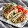 Air Fryer Stuffed Chicken Breast mit Spinat & Cream Cheese ready to serve.